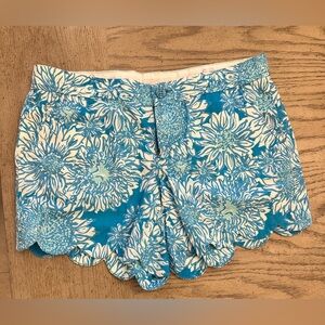 Blue floral Lilly Pulitzer size 6 buttercup short.